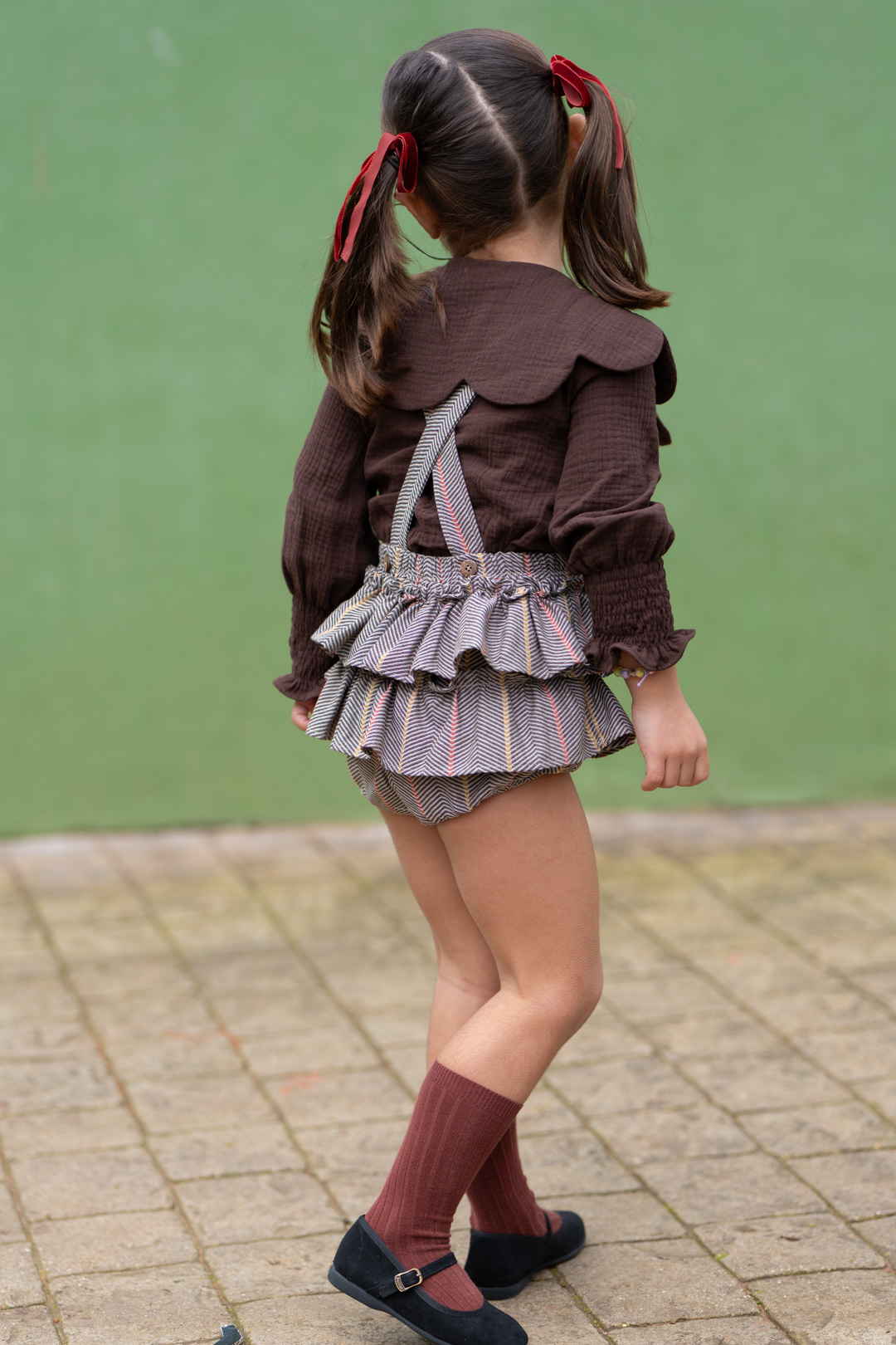 A Conjunto niña peto falda espigas marron caldera José Varón R250211 - Imagen 3