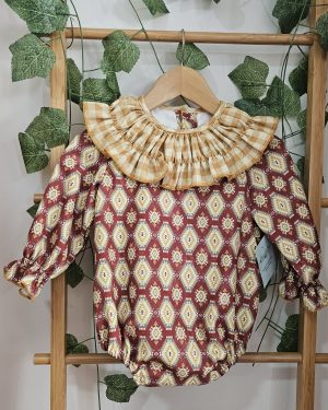 Pelele para bebé estampado etnico cuello vichy mostaza volante