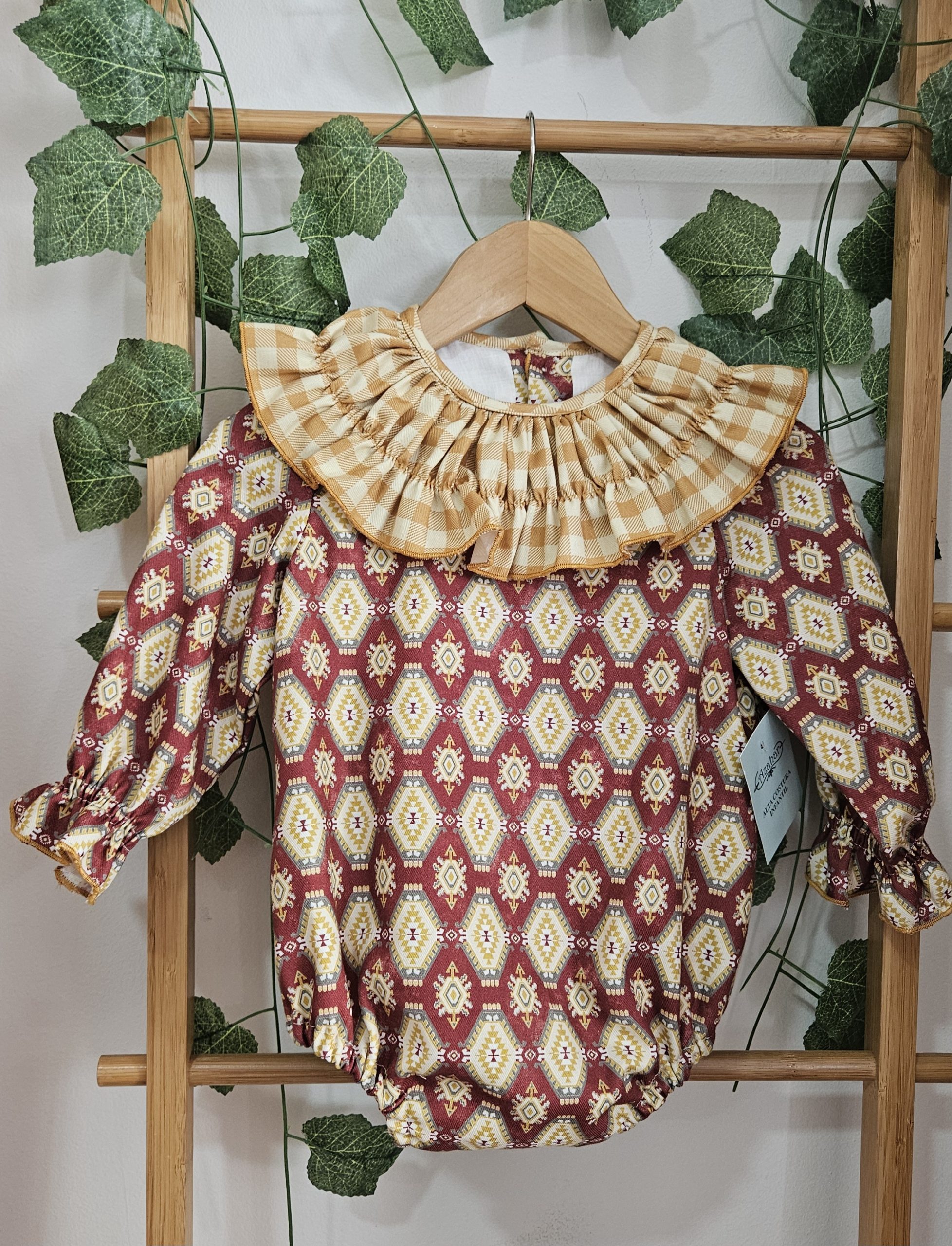 Pelele para bebé estampado etnico cuello vichy mostaza volante
